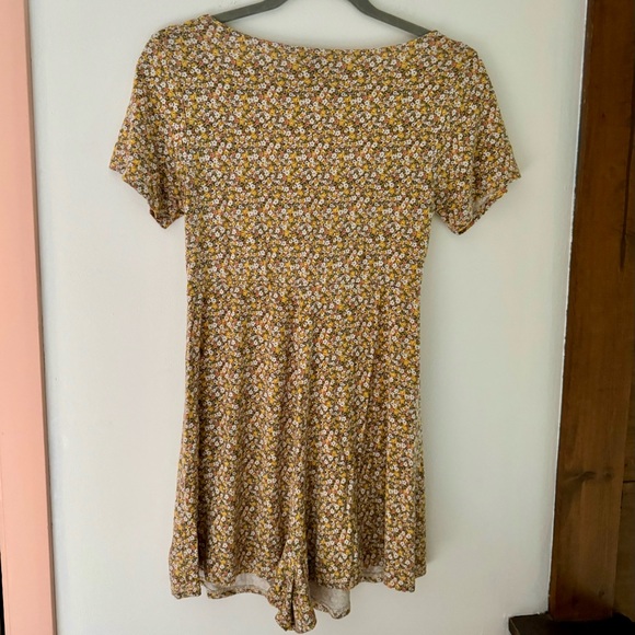 Floral print flows v neck short sleeve romper - Picture 2 of 4